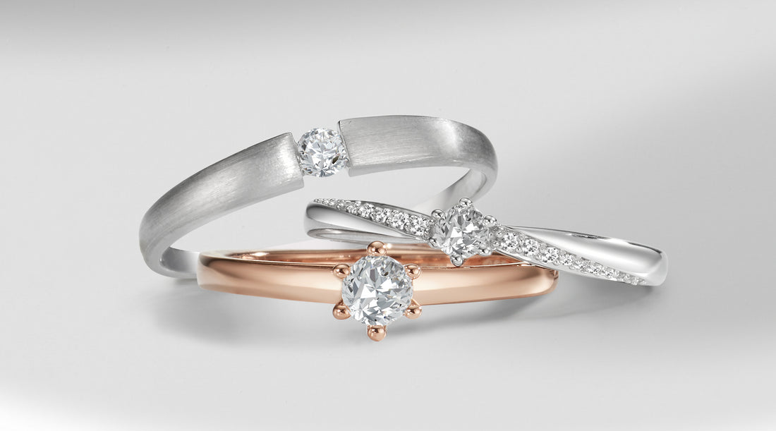 Verlobungsringe mit Diamanten aus Platin, Weissgold und Roségold.